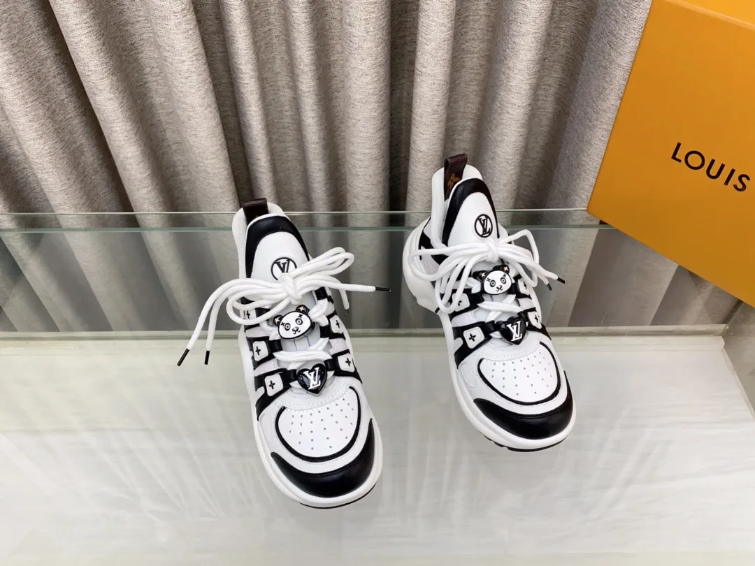 👟👟Ex-factory price 760👟👟 Louis Vuiton·Louis Vuitton 24/ New Chinese Valentine's Day limited edition LV Archlight series arch sole dad shoes casual thick-soled lace-up sneakers top version🔝original purchase, development and production👍🏻 This LV dad shoe features an eye-catching wavy sole and large tongue. It is equipped with a sporty super-elastic running shoe style rubber outsole, which is very eye-catching. It is also combined with a soft and elastic upper made of a variety of high-tech fabrics, making the upper foot comfortable and soft! 🤩 Fabric: Original custom-made first-layer cowhide + technical fabrics Lining: Original imported breathable mesh lining + cowhide foot pads Sole: Original molded correct U-shaped arch outsole Bottom thickness: about 5cm Size: 35-39 (40.41 custom-made, non-refundable)